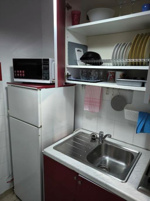 Apartment 50 Meters From The Beach Лоутраки Экстерьер фото